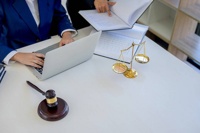 法官槌與司法律師有團隊會議在律師事務所背景。法律概念