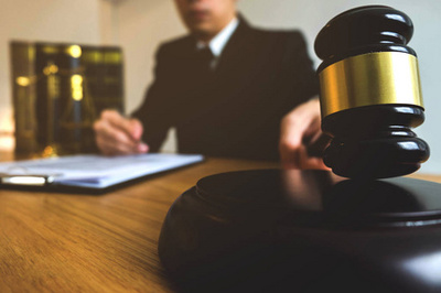 法官槌與司法律師有團(tuán)隊(duì)會(huì)議在律師事務(wù)所背景。法律概念