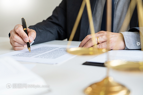 律師寫著合同桌子上有天平秤