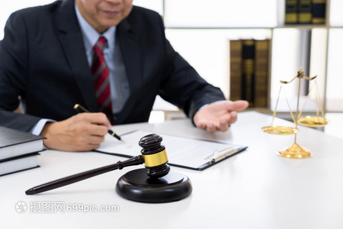 在其辦公室工作的專業秘書律師簽署與信托事務所客戶公證律師和法服務概念的合同協商