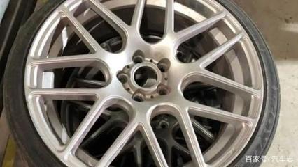 國外超跑復刻工廠被查封,網友:這手工還是比不上咱陳田!