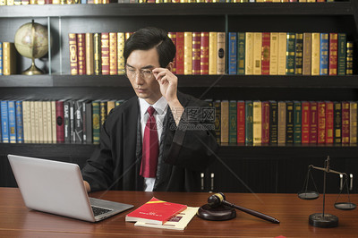 男律師查閱電腦圖片素材_免費(fèi)下載_jpg圖片格式_VRF高清圖片500983599