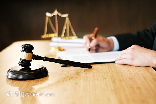 法官在律師服務臺上敲錘