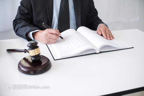 法律顧問向客戶提出與手架和法律司和師概念司法與律師概念向客戶提出與委托人簽訂的合同